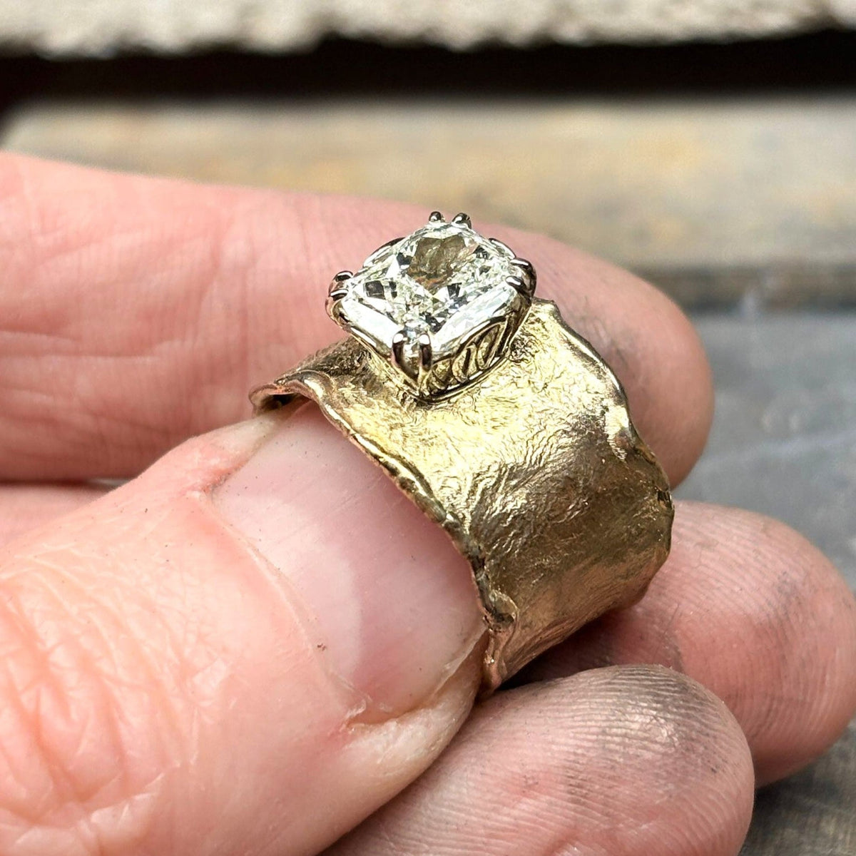 Autorinis geltonojo aukso žiedas su natūraliu 2,26 ct briliantu ir baltojo aukso karūna