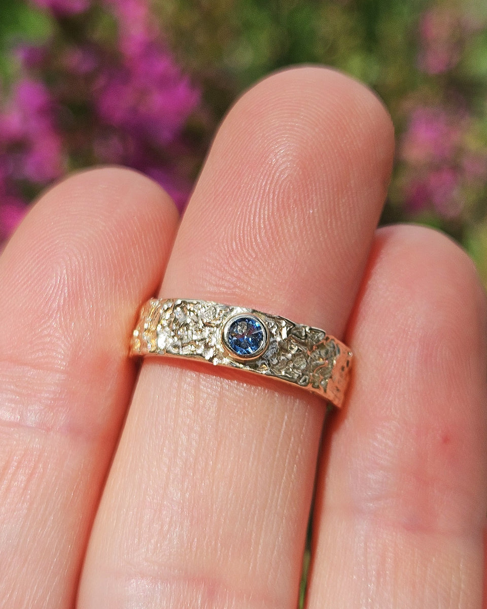 Autorinis faktūrinis auksinis žiedas su London blue topazu – SAVA