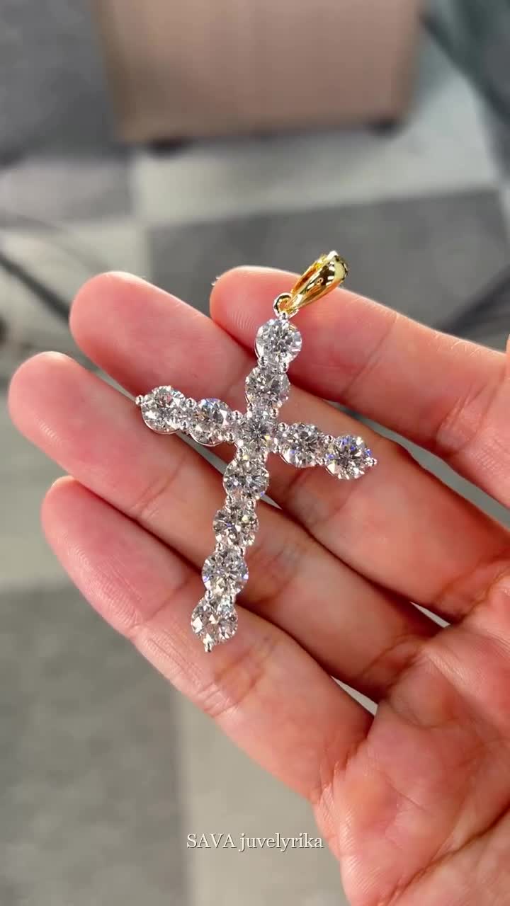 SAVA autorinis auksinis kryželis su apvaliais laboratoriniais deimantais