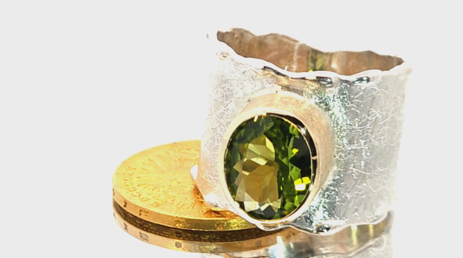 Autorinis sidabro žiedas su aukse įtvirtintu olivinu (peridotu)