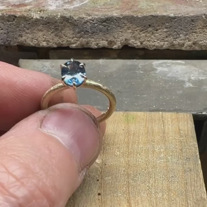 Autorinis auksinis sužadėtuvių žiedas su 1,25 ct safyru
